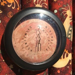 Limited Edition MAC Mineralized Skinfinish Highlighter in REFINED